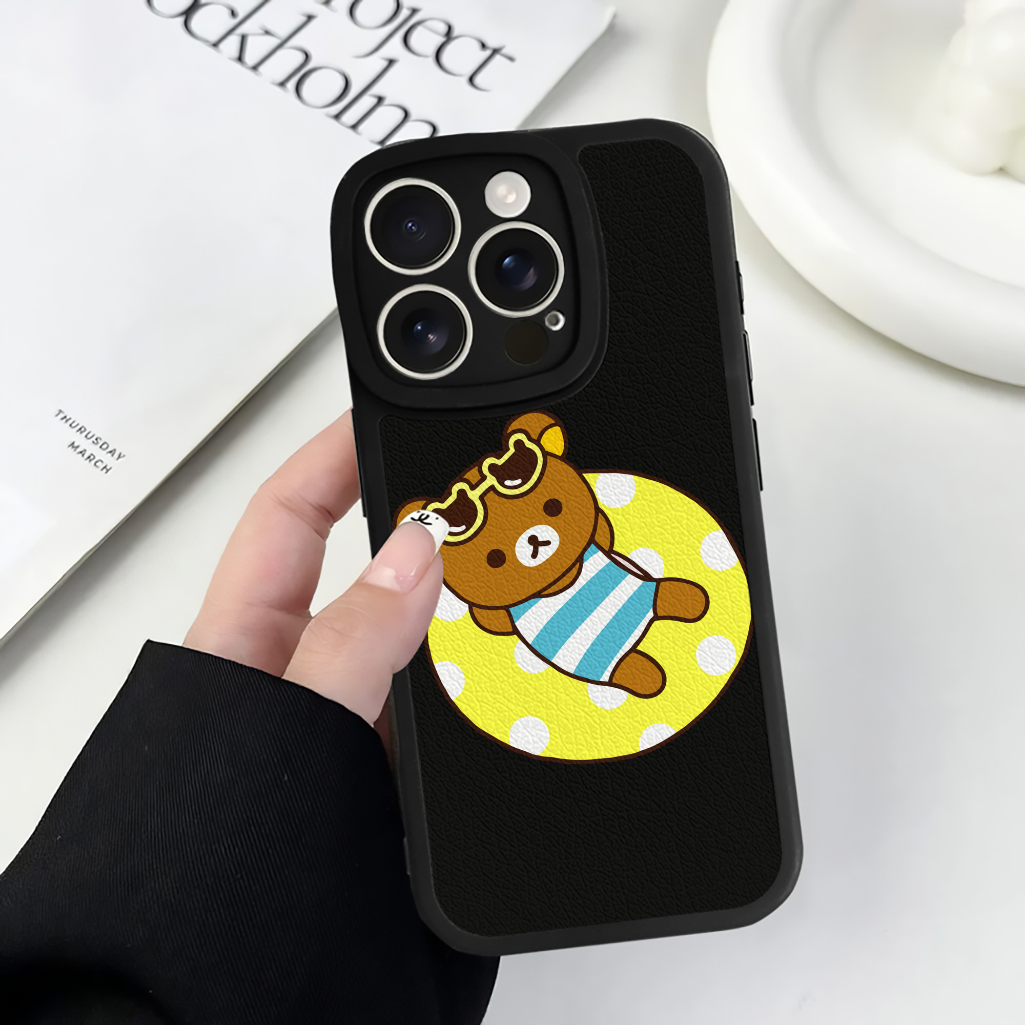 （画像用） リラックマ リラックマ キイロイトリ Rilakkuma Korilakkuma Kiiroitori 【iPhone 16シリーズ対応】シリコンスマホケース（レザー調） 材質：シリコン